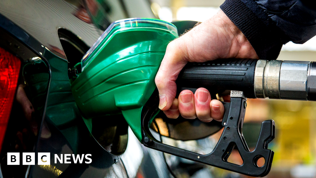 Gas station accused of pocketing fuel tax cuts - BBC News